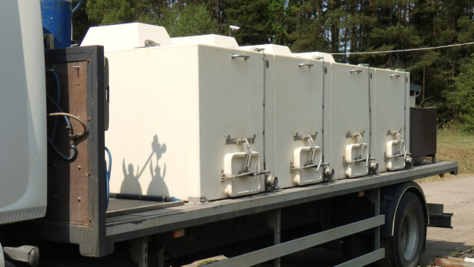 Mašīna ar konteineriem