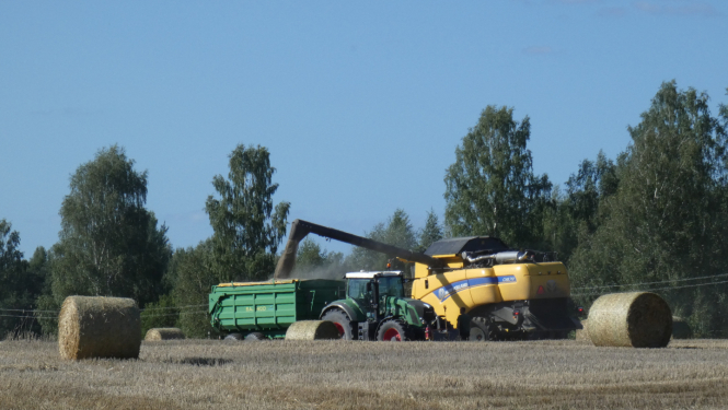 Uz lauka traktors veido ruļļus