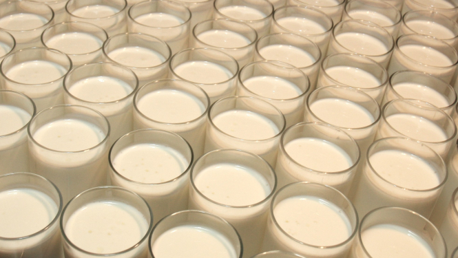 Piens glāzēs uz paplātes