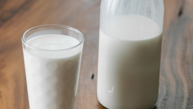 Piens glāzē un pudele