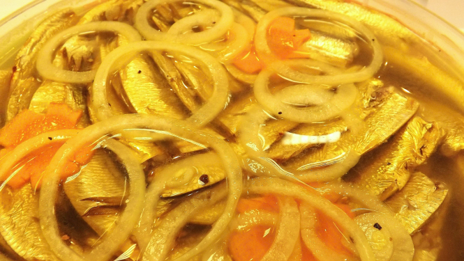 Marinētas zivis ar sīpoliem