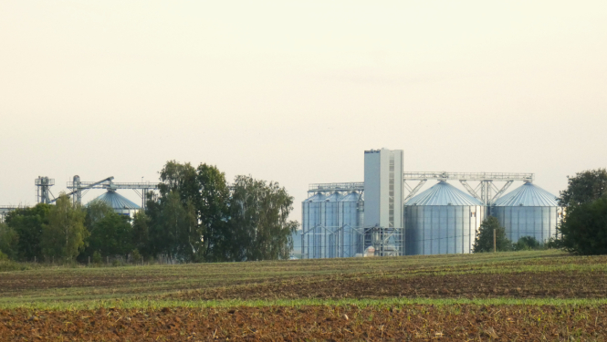Graudu silosi lauku uzņēmumā 