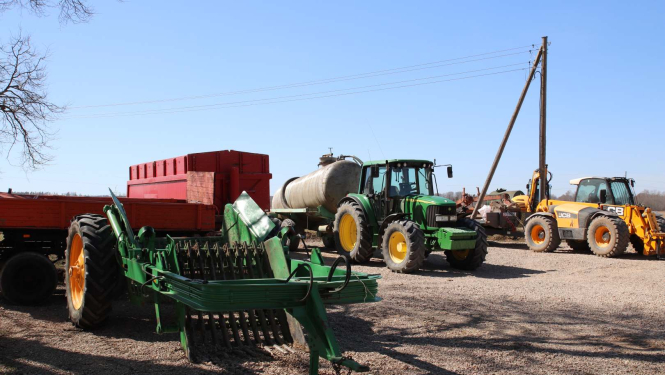 Laksaimniecības tehnika saimniecības pagalmā