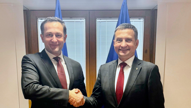 ES lauksaimniecības un pārtikas komisāra Kristofa Hanzena un zemkopības ministra Armanda Krauzes rokasspiediens.