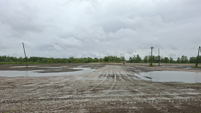 Applūduši tīrumi, ceļi