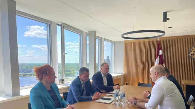 Zemkopības ministrs Armands Krauze, valsts sekretārs Ģirts Krūmiņš un VEA pārstāvji tikšanās laikā