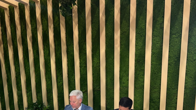 Zemkopības ministrijas parlamentārais sekretārs Normunds Šmits un Uzbekistānas mežsaimniecības aģentūras direkors Erkins Mukhidinovs paraksta memorandu