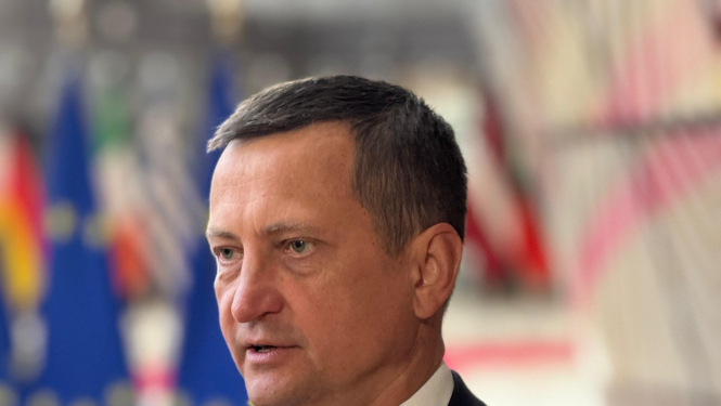 zemkopības ministrs Armands Krauze Briselē uz ES karogu fona