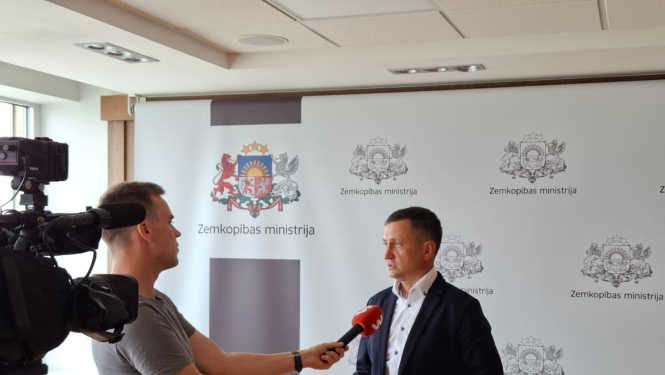 Zemkopības ministrs Armands Krauze sniedz interviju TV3 par lietavu postījumiem lauksaimniecībā