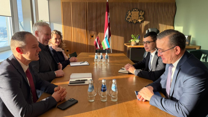 Zemkopības ministrijas parlamentārais sekretārs Normunds Šmits un valsts sekretāra vietnieks Juris Zīvarts pie sarunu galda ar Uzbekistānas Republikas ārkārtējo un pilnvaroto vēstnieku Timuru Rahmanovu