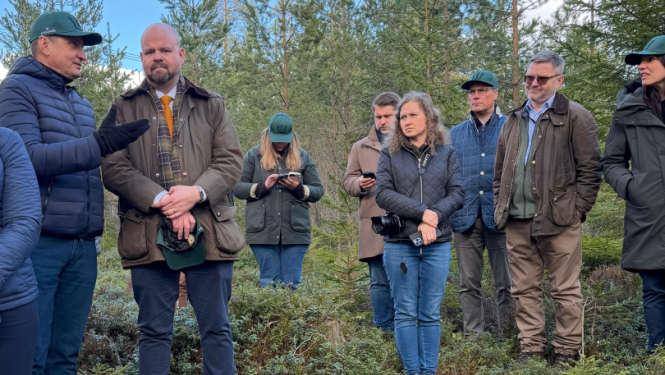 Zemkopības ministrs Armands Krauze kopā ar citiem lauksaimniecības ministriem mežā