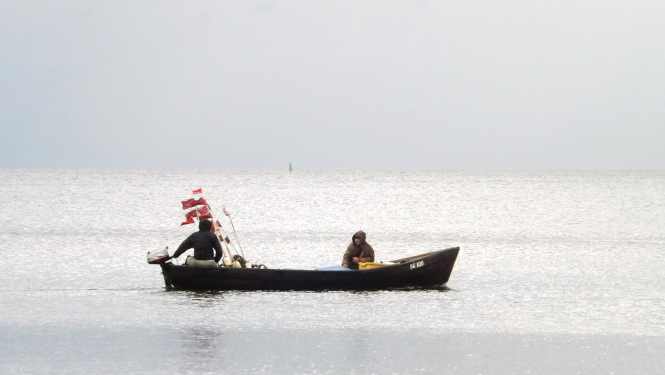 Zvejnieki laivā jūrā