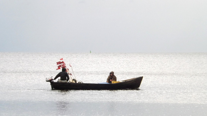 Zvejnieki laivā jūrā