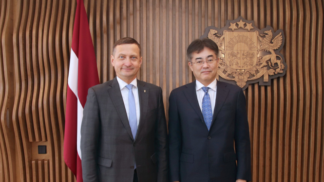 Zemkopības ministrs Armands Krauze un Japānas vēstnieks Latvijā Jošida Kensuke