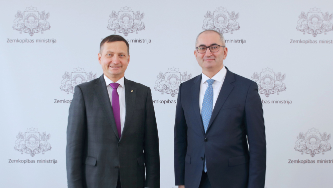 zemkopības ministrs Armands Krauze ar Azerbaidžānas  vēstnieku Latvijā Elnuru Sultanovu