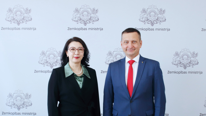 s Armands Krauze ar Ķīnas vēstniecības Latvijā pilnvaroto lietvedi Sunu Daņhueju