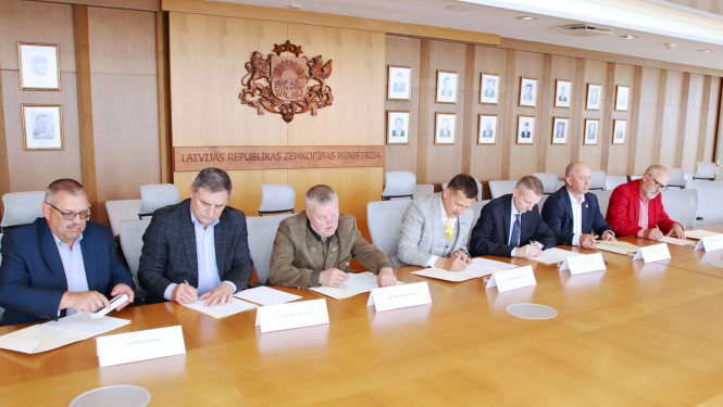 memoranda parakstīšanas brīdis - paraksta zemkopības ministrs, AS Latvijas valsts meži vadītājs, mednieku un lauksaimnieku organizācijas
