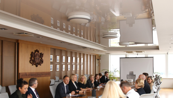 Zemkopības ministrijas valsts sekretāra vietnieks Juris Zīvarts sapulcē ar LOSP, IZM un Šveices izglītības iestāžu pārstāvjiem