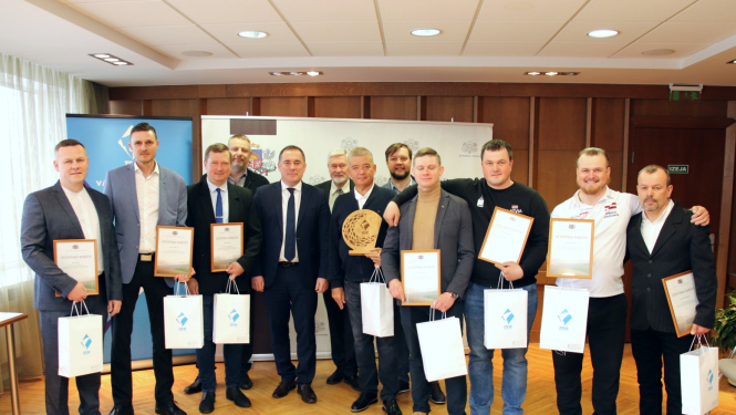 Zemkopības ministrs Didzis Šmits sveic Latvijas zemledus makšķerniekus ar panākumiem starptautiskās sacīkstēs