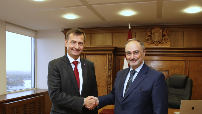 zemkopības ministrs Armands Krauze sarokojas ar Itālijas vēstnieku