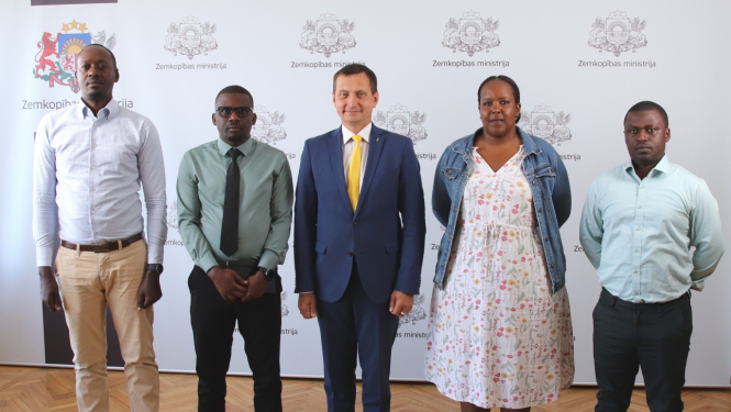 Ruandas delegācija un ministrs