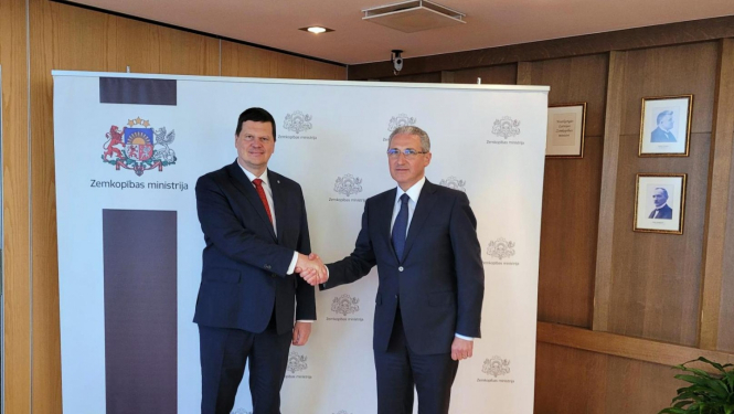 Divi vīrieši paspiež rokas