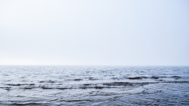 Jūras skats ar nelieliem viļņiem