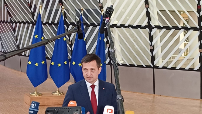 Zemkopības ministrs Armands Krauze sniedz interviju ārvalstu žurnālistiem ES Lauksiamniecības un zivsaimniecības ministru padomē Briselē