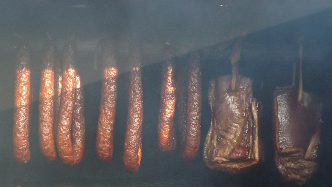 skats kūpinātavā, kur smaržģos dōmos kūpinās desas un cūkas šķiņķis