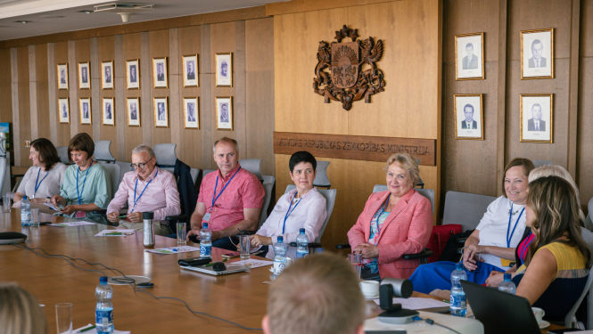 Ministrijā pie galda sēž diskusija par ilgtspējīgu iepakojumu dalībnieki, centrā - bijusī LBTU rektore Irina Pilvere
