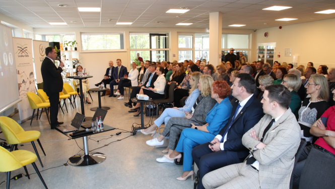 Zemkopības ministrs Didzis Šmits diskusijā stāsta par nepieciešamību mainīt skolu ēdināšanas sistēmu