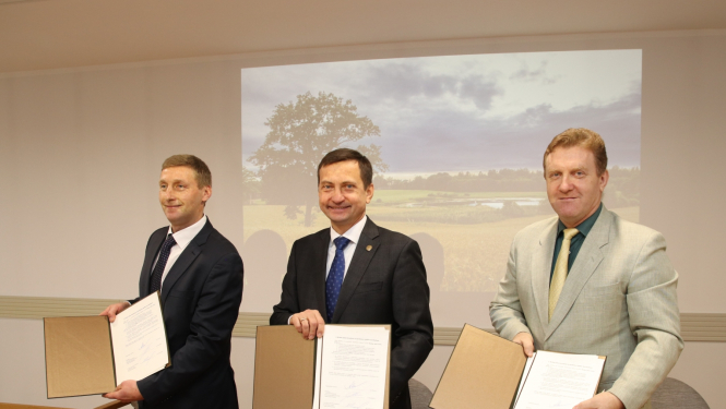 zemkopības ministrs Armands Krauze, Latvijas Bioloģiskās lauksaimniecības ascoiācijas vadītājs Gustavs Norkārklis un Latvijas Lauku konsultāciju un izglītības centrs valdes priekšsēdētājs Mārtiņš Cimermanis paraksta Bioloģiskās lauksaimniecības attīstības rīcības plānu 2023.-2030. gadam.