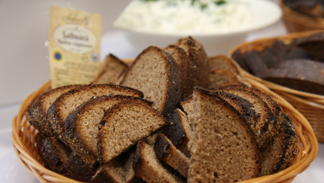 rudzu maizes šķēlītes sakārtotas pītā grozīņā uz degustāciju galda