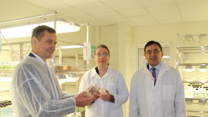 zemkopības ministrs Armands krauze laboratorijā Bulduru dārzkopības vidusskoilā