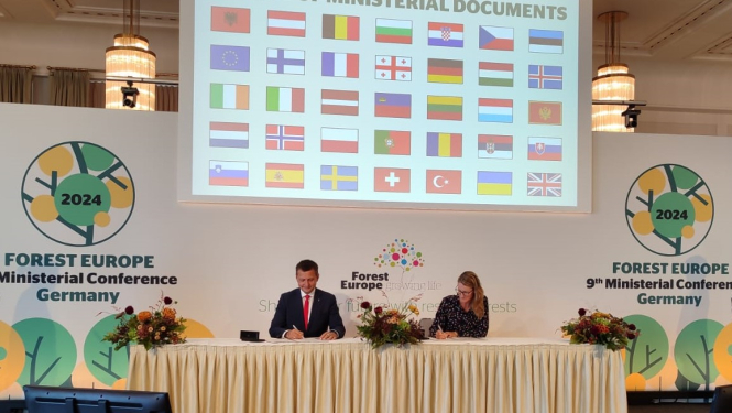 Zemkopības ministrs Armands Krauze paraksta Forest Europe deklarāciju