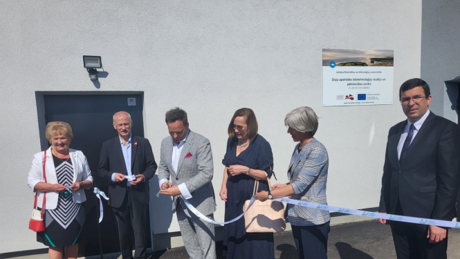 LBTU vadība un Zemkopības ministrijas valsts sekretārs Raivis Kronbergs cereomijā griež lentu jaunajam LBTU  vienīgais Zivju apstrādes biotehnoloģiju studiju un pētniecības centram