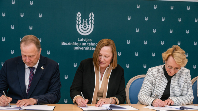 Zemkopības ministrijas valsts sekretārs Ģirts Krūmiņš, Izglītības un zinātnes ministre Dace Melbārde un LBTU rektore Irina Arhipova paraksta līgumu