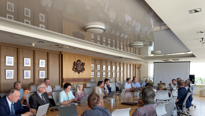 Zemkopības ministrs Armands Krauze sēž pie galda ar Latvijas Pašvaldību savienību