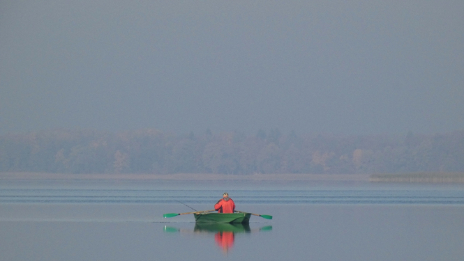 Makšķernieks skaistā ezerā