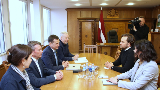 Zemkopības ministrs un ministrijas pārstāvji pie galda runā ar SIA "Maxima Latvija" pārstāvjiem