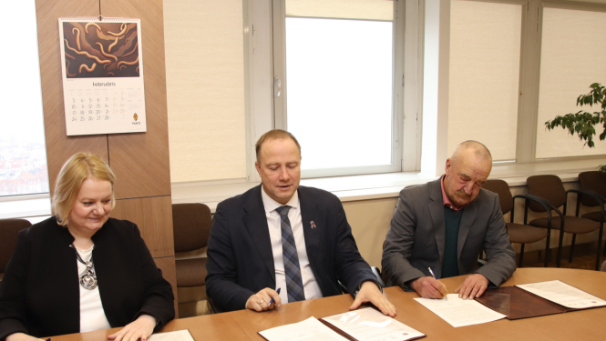 Zemkopības ministrijas valsts sekretārs Ģirts Krūmiņš, biedrības “Mazjūras zvejnieki” valde priekšsēdētājs Andris Cīrulis un zinātniskā institūta “BIOR” direktore Olga Valciņa paraksta sadarbības memornadu