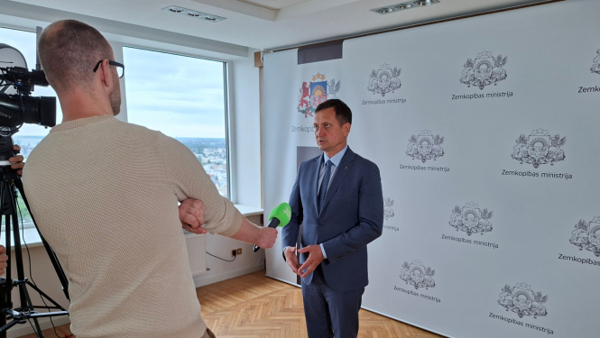 Zemkopības ministrs Armands Krauze sniedz interviju