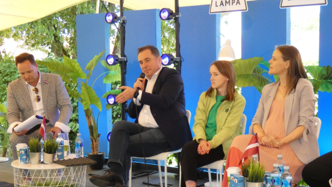 zemkopības ministrs Didzis Šmits sarunu festivālā Lampa-2023 diskutē par skolēnu ēdināšanas uzlabošanu izglītības iestādēs.