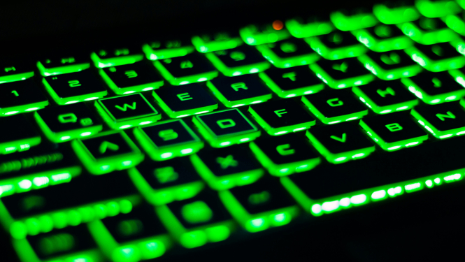 Zaļā neona krāsā izgaismota tastatūra 