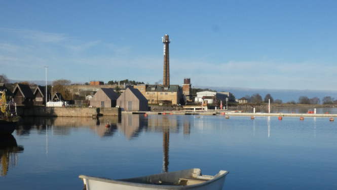 Zvejas laiva piekrastē 