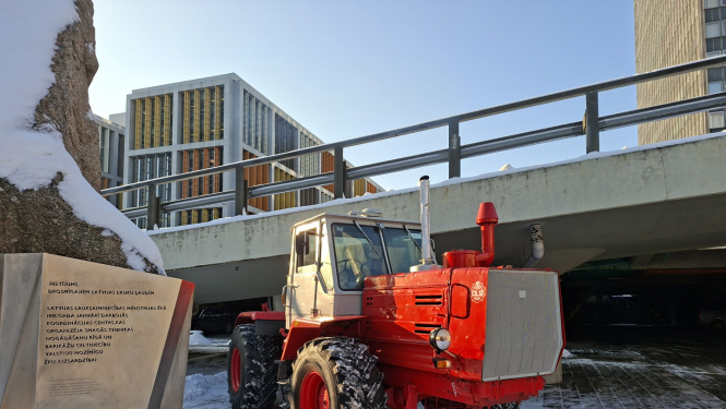 Barikāžu laika traktors pie Zemkopības ministrijas ēkas