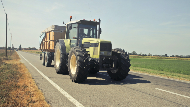 Traktors uz ceļa
