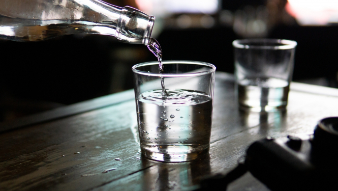 Ūdens pudeles un glāze