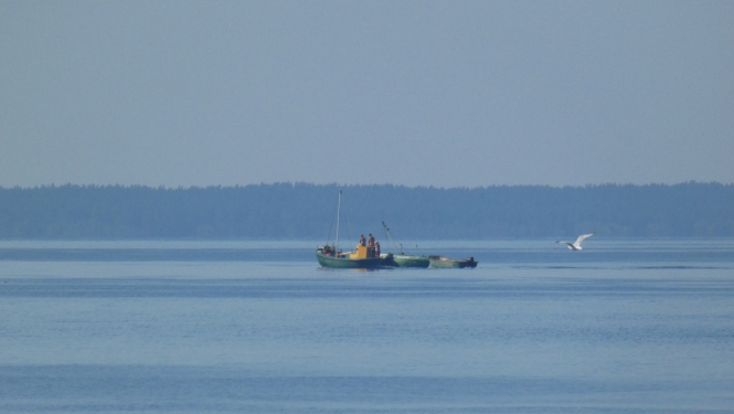 Zvejas laiva jūrā agrā rītā 