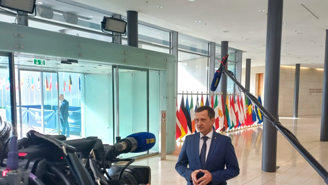 Zemkopības ministrs Armands Krauze pirms ES Lauksaimniecības un zivsaimniecības ministru padomes sēdes Luksemburgā uzrunā žurnālistus